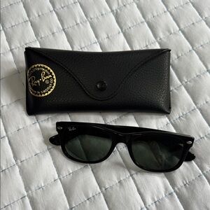 Ray-Ban Black Wayfarer Sunglasses Classic Design